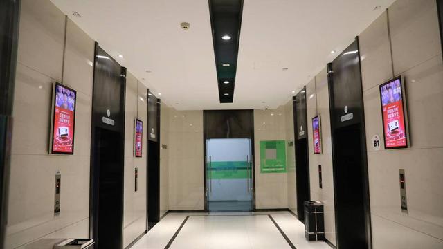 如何打发3分钟的电梯时间？看一看让人无法拒绝的广告吧