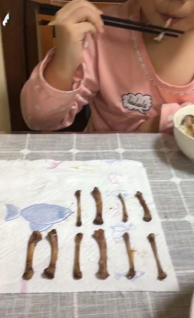 你的育儿经■有一个“强迫症”女儿是什么体验：宝妈：吃鸡吐个骨头还得摆队形