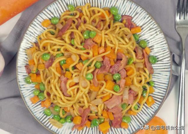 在家来一份培根蛋黄炒面，荤素搭配，好吃营养，解馋又美味的主食