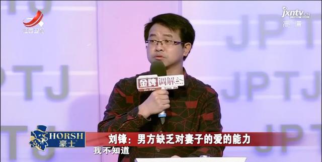 孩子半夜熟睡，却被丈夫拉起挨训，妻子不满：有事不能明天说？