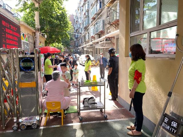你的育儿经|天桥工人新村南村园门口,街道办、民警与老师们共同迎接孩子归来
