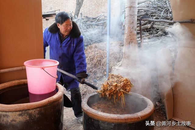 山西大叔做无本生意，用红柿土法烧美酒，足不出户1个月赚5万