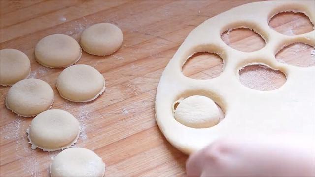 冬天的山药火了，加一碗面粉，不加水不加油，香甜松软，健脾益胃