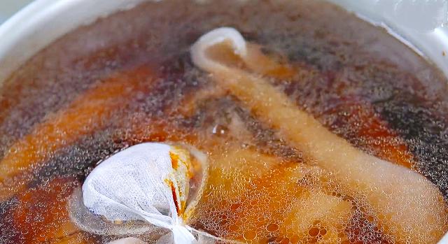 这才是卤牛肉的正确做法，牛肉色泽鲜亮不柴不腥，家里人都爱吃