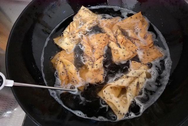 河南炸麻叶的传统配方，酥脆可口，手把手教你制作，入口越嚼越香