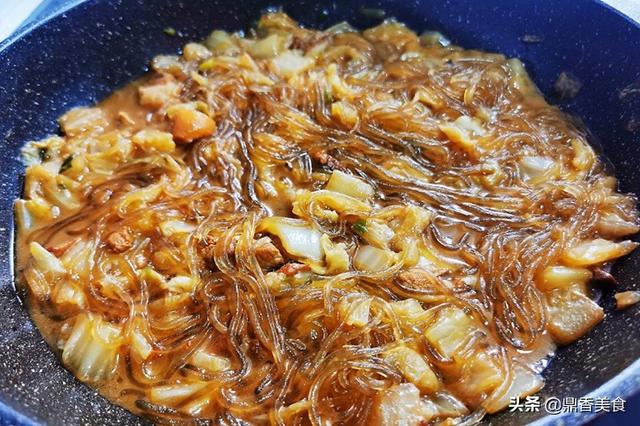 做白菜肉炖粉条，牢记"2放1窍门"，做对了，鲜香爽滑，不坨块