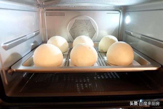 太香了，刚出炉的一盘大馒头，外焦里嫩，孩子们说比蒸的更好吃