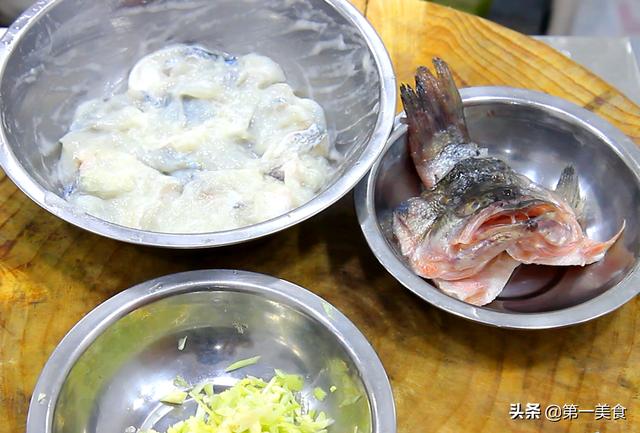 清蒸鲈鱼太淡了？教你一招鲈鱼创新吃法！造型惊艳麻辣好吃