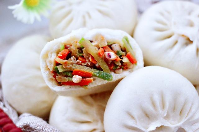 自己做包子没有外面卖得好吃，小厨教你萝卜鱿鱼馅，鲜美又营养