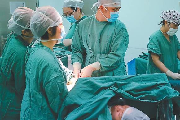 超级宝妈|“老大是姐行不？不行我就塞回去重来”，原来妇产医生也“开车”