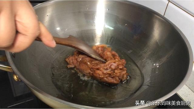 饭店的豆芽炒肉为啥那么好吃，这2步很关键，肉质不柴吃着香