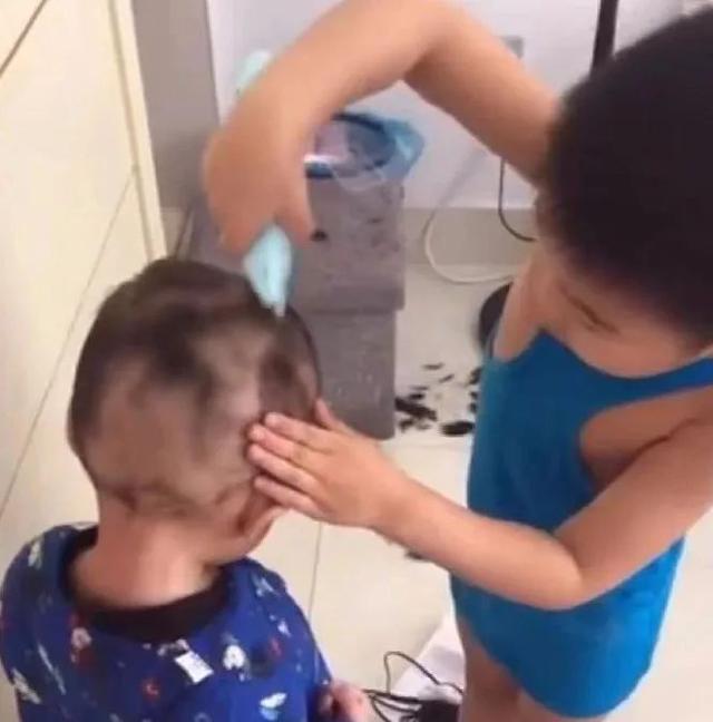 哥哥给二胎弟弟剃头发，一顿操作下来，宝妈欲哭无泪