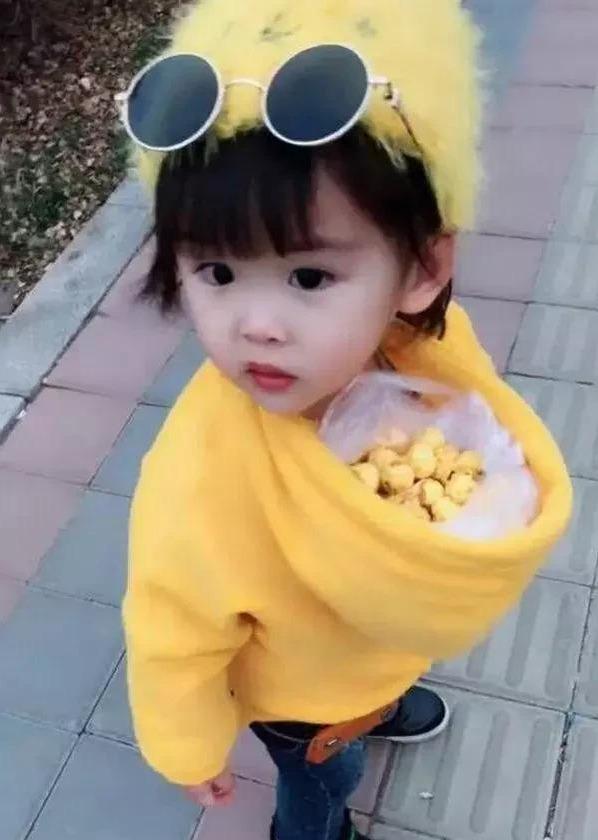 你的育儿经■爸爸故意给女儿穿反衣服，妈妈正准备斥责，看到正面，笑喷了