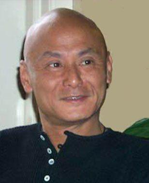 曾在影坛名声大震，因脑中风瘫痪，如今62岁人财两空无人照料|fun娱乐