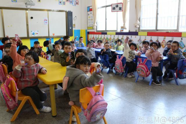 芳华镇中心幼儿园举办迎新年亲子运动会