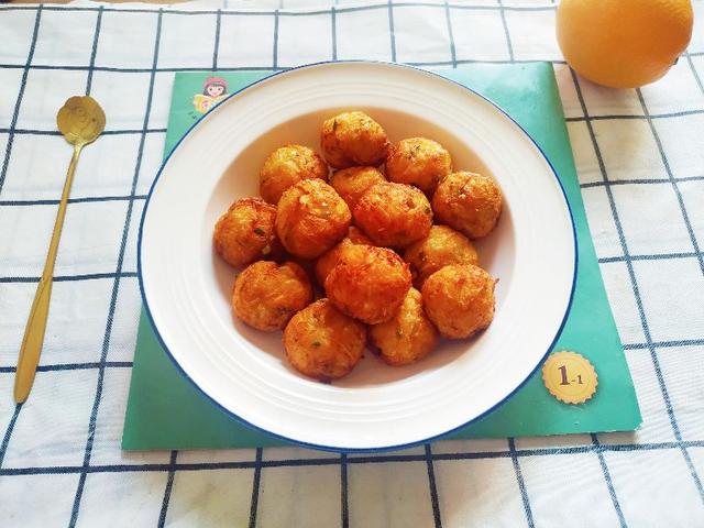 炸萝卜丸子，用淀粉还是面粉？都不对，教你1个技巧，酥脆不回软