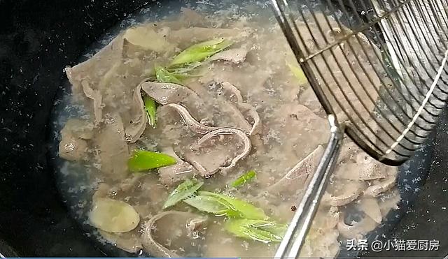 天冷了，早餐来一碗热气腾腾的“姜丝猪肝面”，鲜香好吃浑身暖和