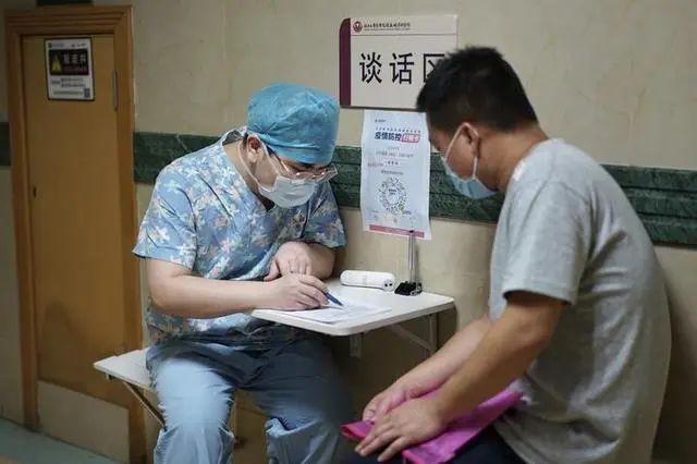 超级宝妈▲国际护士节｜产科里的男助产士：亲手帮老婆接生收获双重幸福