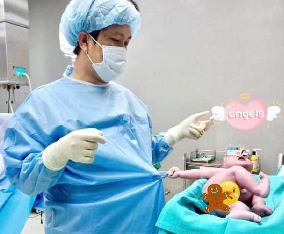 [超级宝妈]“猴急宝宝”走红，一出生就扯下美女护士的口罩，网友：看得清吗