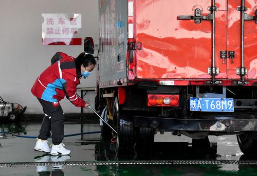 【新华社客户端】坚守在物流配送战线上的货车女司机