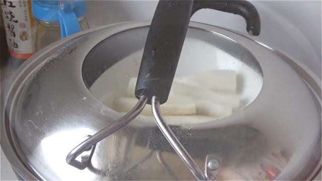 冬天的山药火了，加一碗面粉，不加水不加油，香甜松软，健脾益胃