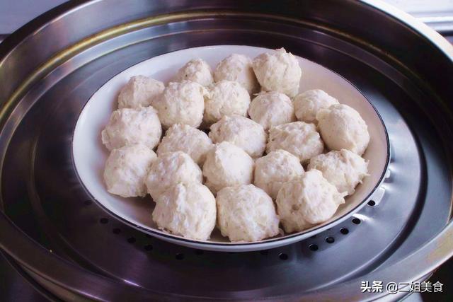 冬天，猪肉牛肉靠边站，这肉营养全面，搭配萝卜做成蒸菜太鲜嫩了