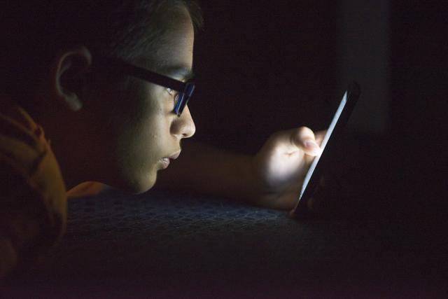 文汇网|文汇时评｜为人父母，别把孩子“让”给手机