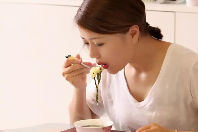 肿瘤医生：吃饭有3个小习惯，容易将癌细胞“引入家门”