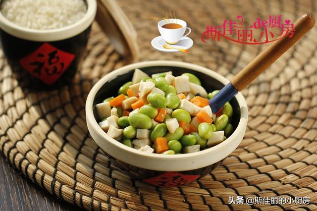 这三样素菜一起炒实在是鲜美极了，开胃下饭拿肉都不换，好吃不贵