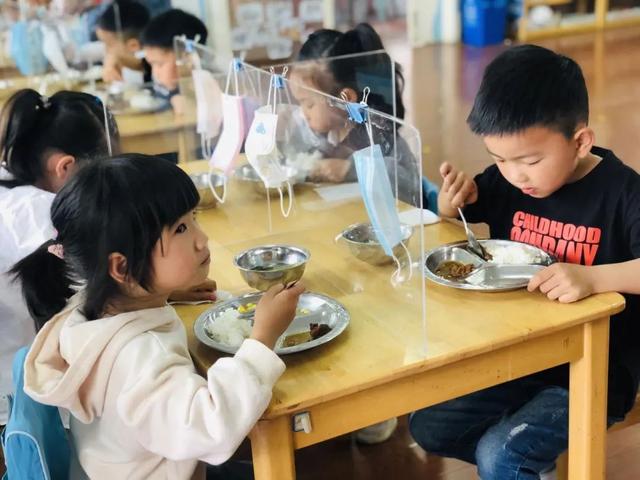 超级宝妈▲宁波幼儿园萌娃们开学啦！独自入园、测温、一米距…开心有序！