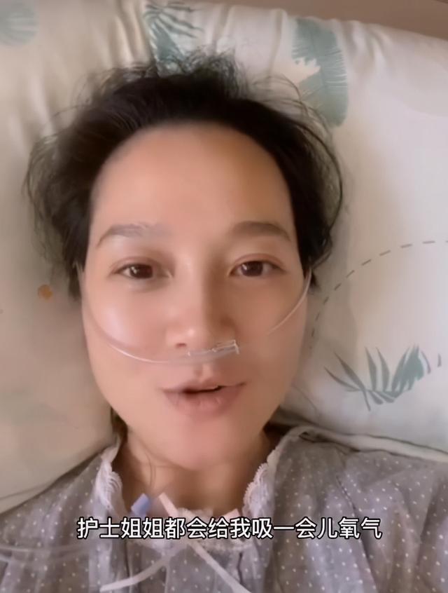 39岁朱丹自述“高龄产妇”的艰辛，躺床靠吸氧，网友直呼认不出