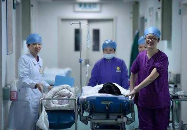 「超级宝妈」分娩遇到“段子手”医护是啥体验？产妇：全程笑着生完的