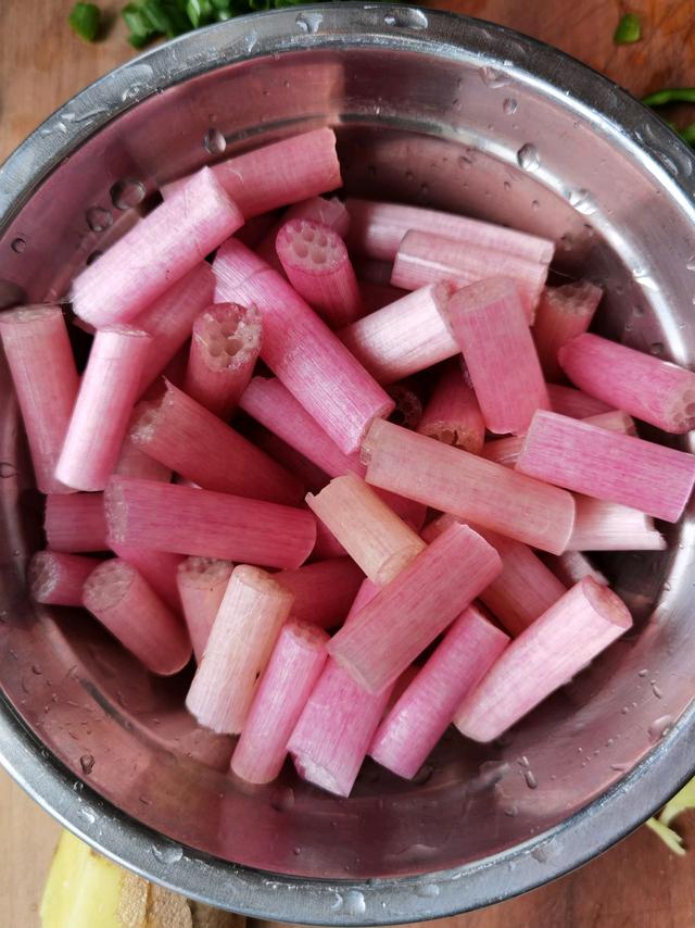 此菜少见但是营养很高，扔锅里炒一炒，清脆爽口真好吃