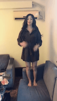 搞笑gif:妹子,你去洗洗脚可好