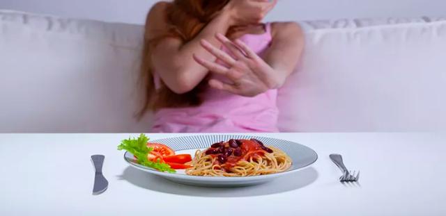 超级宝妈|孕妈因晚上总偷吃甜食，而诱发妊娠病，哪些食物孕期晚上要忌口？