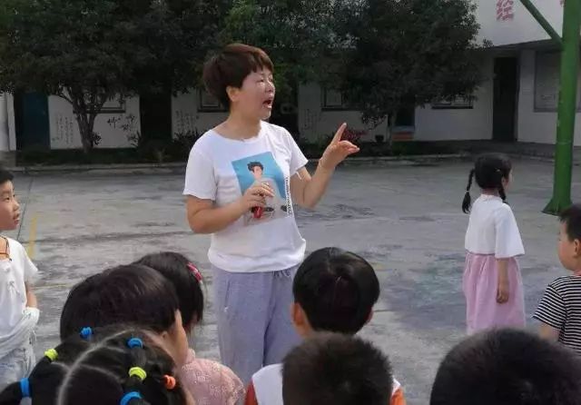 「暖先生格调」老师把3岁女儿照片发群里，妈妈看后心里不是滋味，要求园方道歉