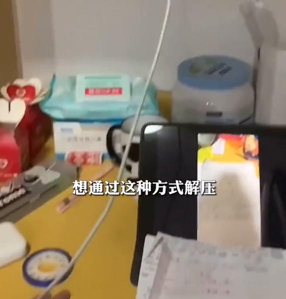 大一男生期末备考打"高数吊瓶"解压 网友:其他科会