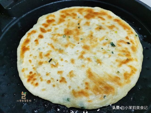 家常葱花饼的正确做法，不发面不烫面，掌握4诀窍，外酥里软真香