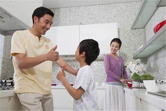 【你的育儿经】对孩子吝啬“夸赞”,影响亲子之间的关系,家长需了解赫洛克效应