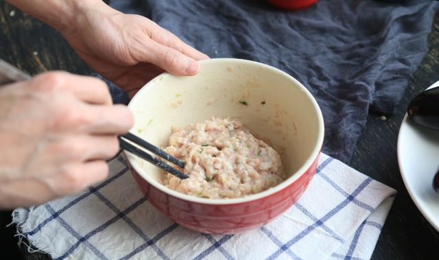 快过年了，多学几道花式菜品，茄子做成灯笼的样子，好吃又好看