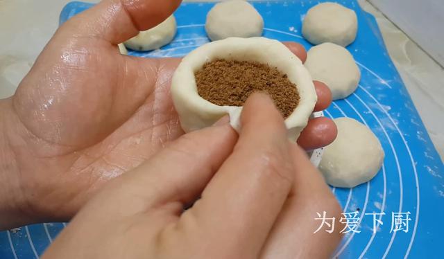 在家面粉别炸油条了，开水一烫，比蛋糕烧饼还香，真的非常美味