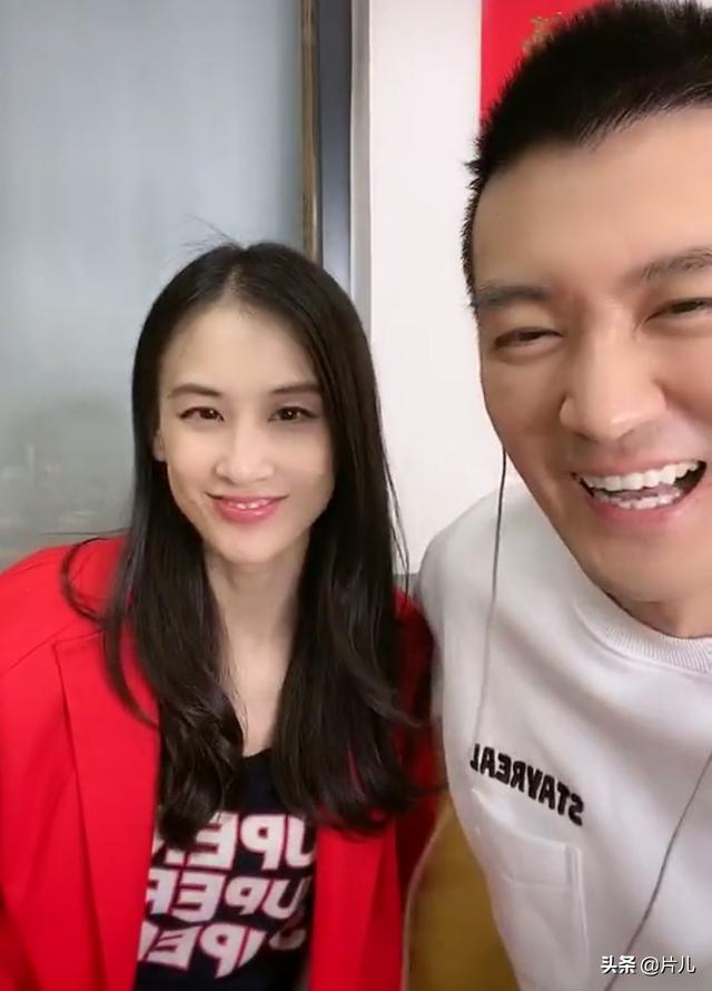 「电影工厂」杨子、黄圣依夫妇首次合体直播,眼神中充满爱意