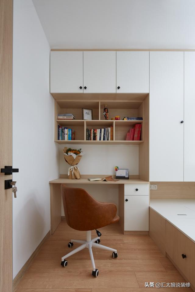 看来看去还是白色搭木色的装修最舒服耐看，初看不惊艳越看越喜欢