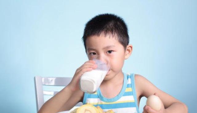 「超级宝妈」孕期牛奶不能随便喝,这3个时间点胎儿是需要的,要把握好