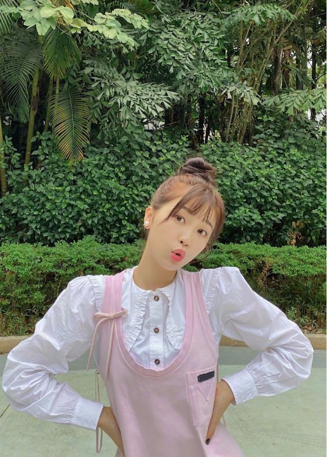 最时尚娃娃领穿搭来袭，谭松韵穿起来就像个洋娃娃，鞠婧祎却更胜一筹