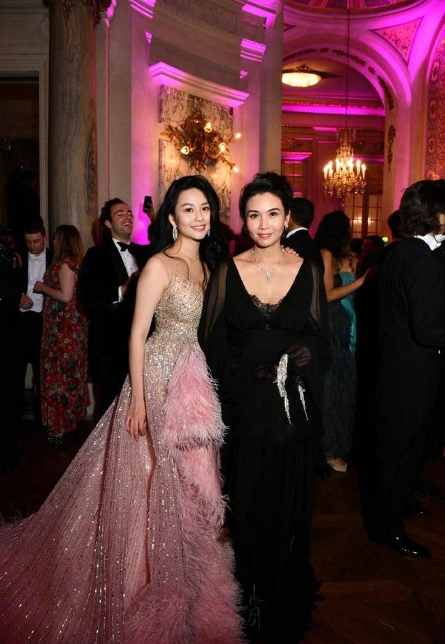 「中国青年网」沈月自拍扎双马尾樱唇诱人清新甜美 秀香肩雪肌少女味十足