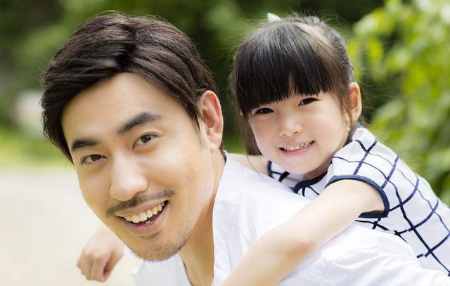 【你的育儿经】看着女儿和老公幼稚行为，“我是生了2个孩子吗？”妈妈表示怀疑