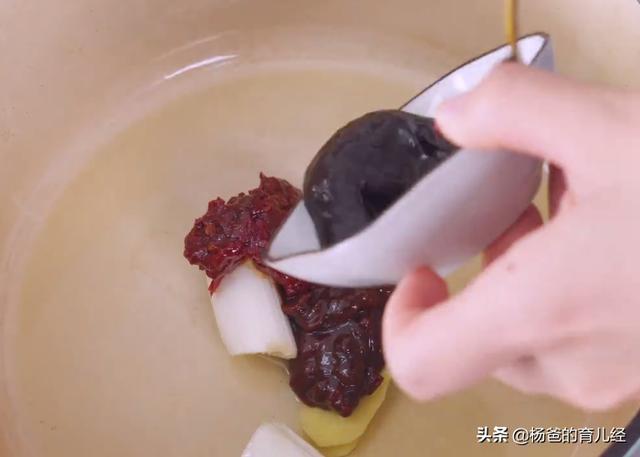 在家教你做好吃的酱大骨，肉嫩汁浓，鲜香营养，孩子爱吃的家常菜