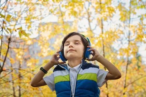 超幸福一家|孩子哭了就让他哭？你的行为正在伤害孩子的安全感