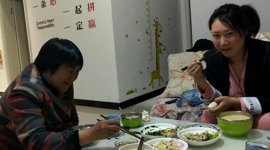 「超级宝妈」二胎妈妈顺产15天后，上厕所掉下“一块肉”，医生解释：那是子宫